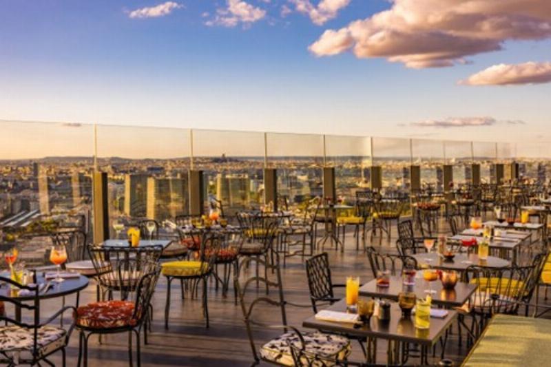 Terrasse de café parisien sur la rue Notre-Dame-des-Champs Paris, offrant une ambiance littéraire.